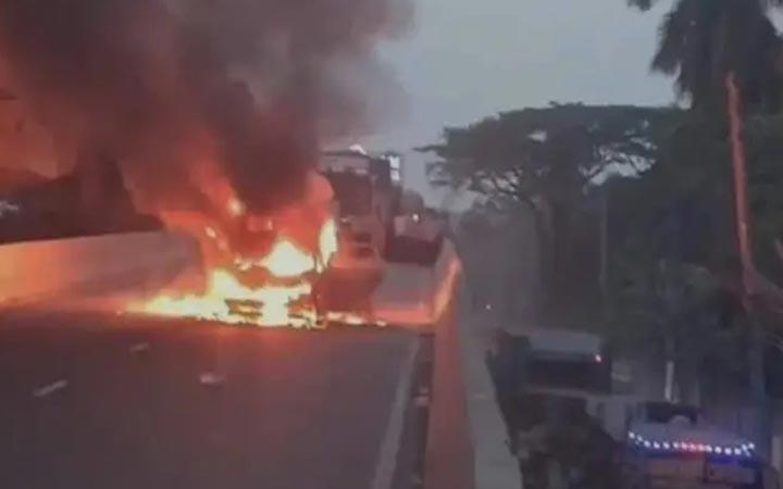 এলিভেটেড এক্সপ্রেসওয়েতে চলন্ত প্রাইভেট কারে আগুন